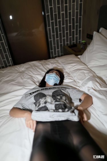 男女坐车旅游因话多被司机丢高速